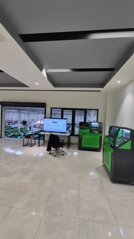 A full-height view of the Injectune demonstration area, software display and test benches.